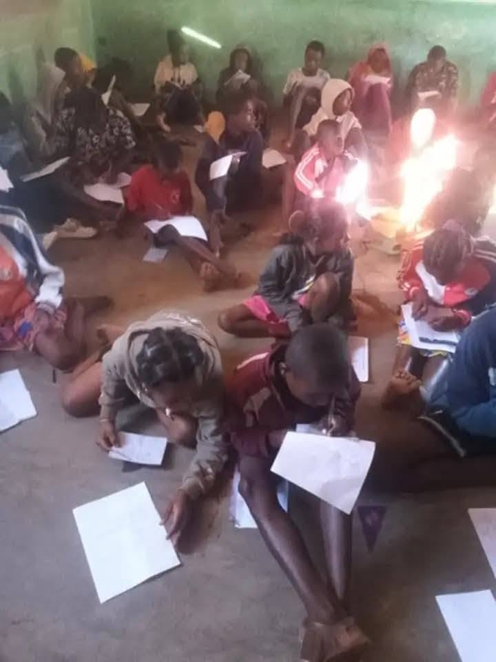 Permettez-nous de vous rafraîchir la mémoire : ce sont les étudiants et la jeunesse qui ont mené la fronde et les manifestations ayant entraîné la chute du régime Rajoelina. Si vous refusez d'apprendre les leçons du passé, soyez certains que la réalité vous rattrapera plus vite que vous ne le pensez. Le peuple observe, le peuple retient, et la colère gronde face à ce pillage institutionnalisé.