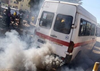 Les vieux moteurs thermiques qui saturent Antananarivo n'ont aucune norme anti-pollution. Ils rejettent des tonnes de particules fines. L'État surtaxe ces véhicules pour compenser ce qu'ils coûtent en dépenses de santé publique.