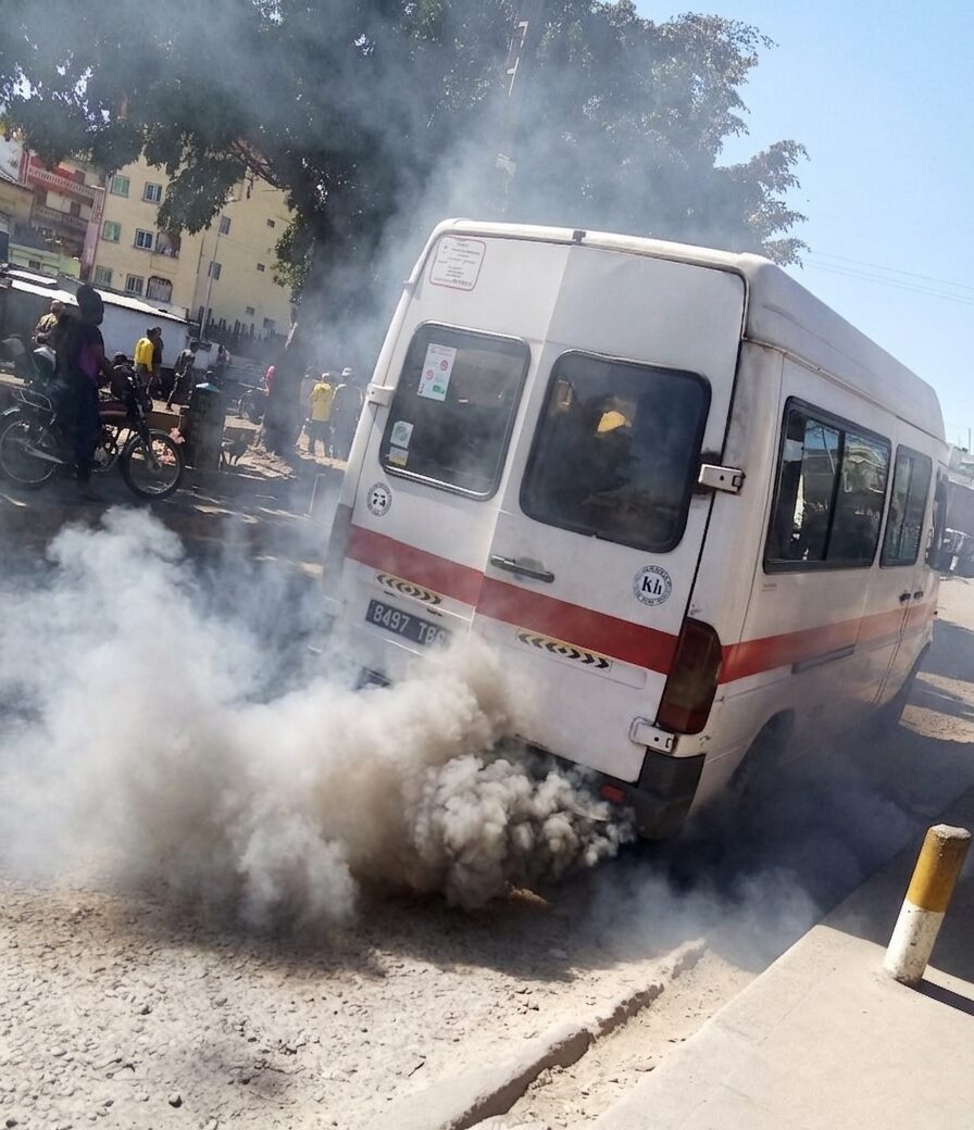Les vieux moteurs thermiques qui saturent Antananarivo n'ont aucune norme anti-pollution. Ils rejettent des tonnes de particules fines. L'État surtaxe ces véhicules pour compenser ce qu'ils coûtent en dépenses de santé publique.