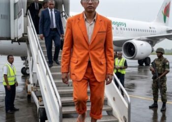 500 Ariary et une paire de tongs : Pour qu'il marche à pied de la passerelle de l'avion jusqu'au bureau du juge. Idéal pour enfin garder les pieds sur terre.