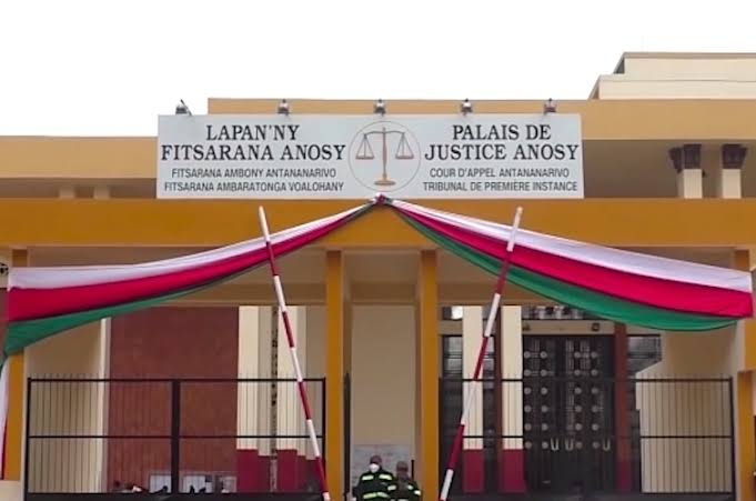 : « Si vous ne vous penchez pas sur ces affaires, Ravatomanga, même depuis la prison de Melrose, aura toujours le dernier mot au sein de la justice malgache », avertit le lanceur d'alerte.