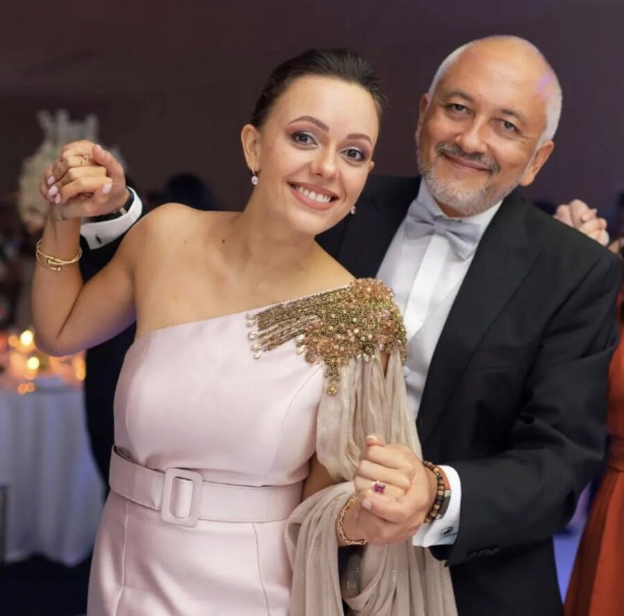 Tous, ou presque, ont fièrement arboré leur IST comme un insigne d'honneur avant de s'envoler par la grande porte, narguant un peuple bâillonné. Tous, à l'exception notable d'un Naina Andriantsitohaina, réduit à s’entasser dans l’anonymat et la fange d’un bateau de transport de bétails clandestin vers Mayotte, avant de pouvoir enfin s’envoler vers l’air pur de l'Hexagone.