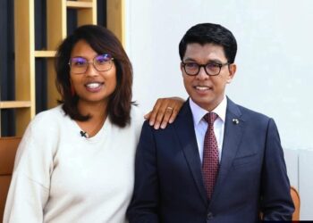 Dans son analyse, la légitimité d'un pouvoir à Madagascar dépend en grande partie de sa validation par les institutions internationales et les chanceliers occidentaux.