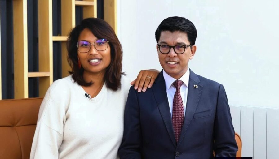 Dans son analyse, la légitimité d'un pouvoir à Madagascar dépend en grande partie de sa validation par les institutions internationales et les chanceliers occidentaux.